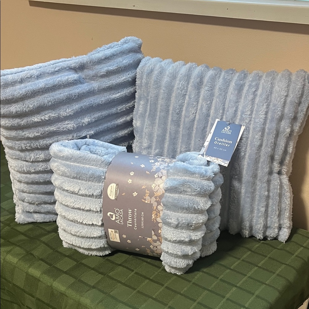 NWT Light Blue Throw and Cushion Set - Picture 9 of 10